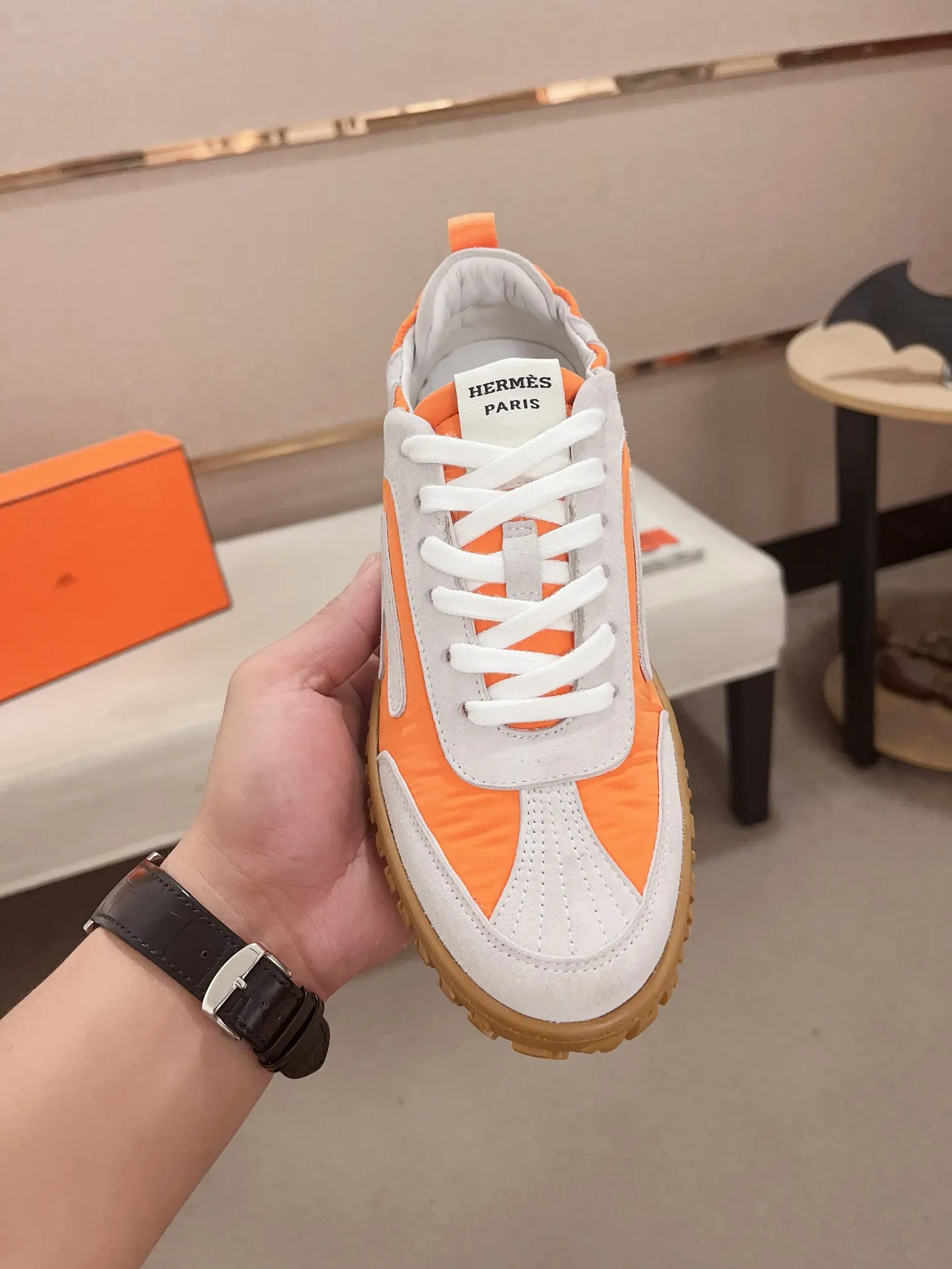 Men's men's shoes 💰: 720💰 Hermes top version # Couple style 💏 24ss casual sneakers Suede goatskin sneakers decorated with contrasting patterns and iconic "H" details, beautifully packaged at the delivery counter 🛍📦 Fabric: suede + cowhide Lining: mixed sheep lining Outsole: original TPU Bottom thickness: 2CM Size: 35-44